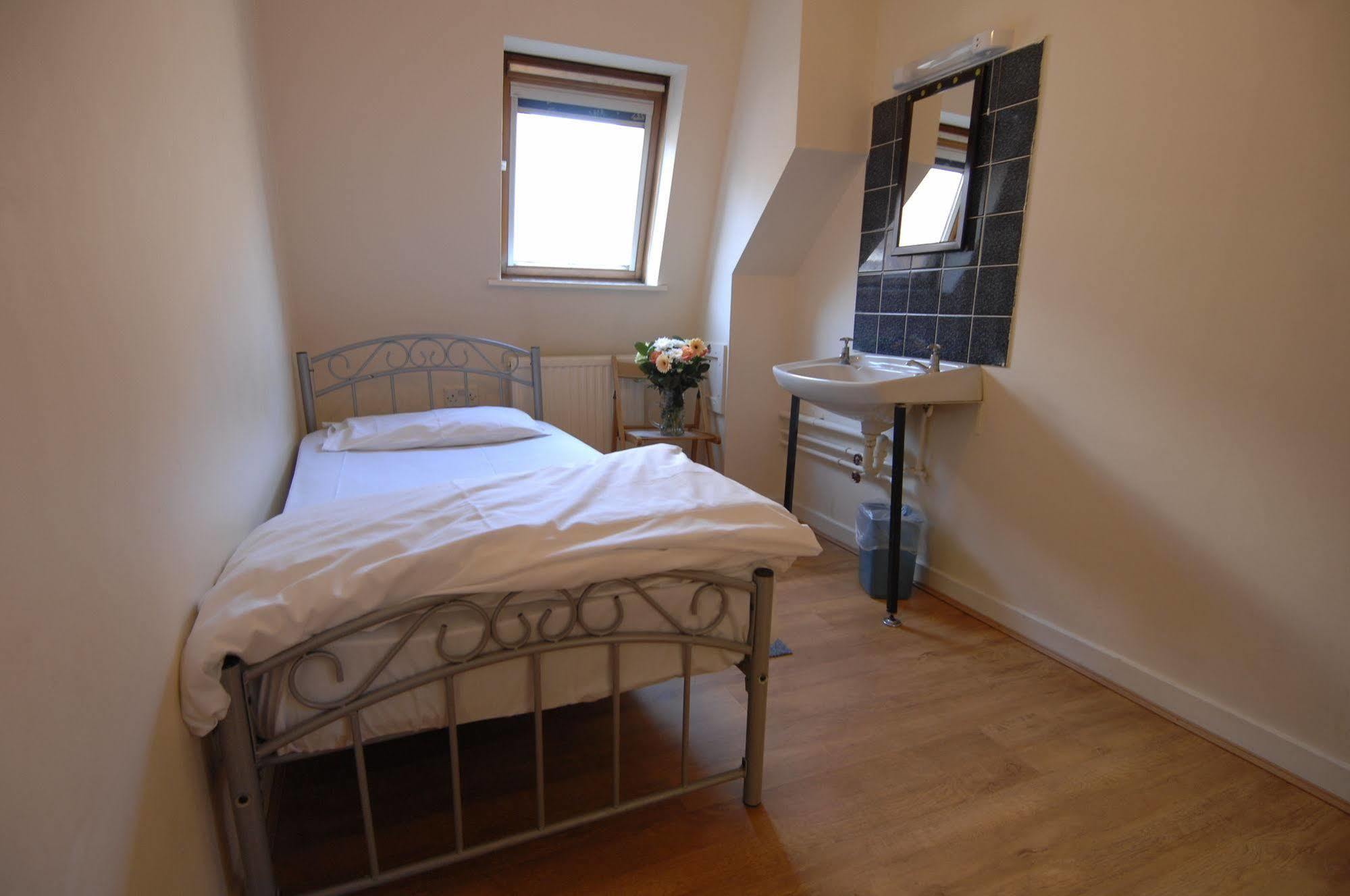 Barkston Earls Court Hostal *