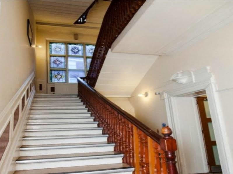 Barkston Earls Court * London