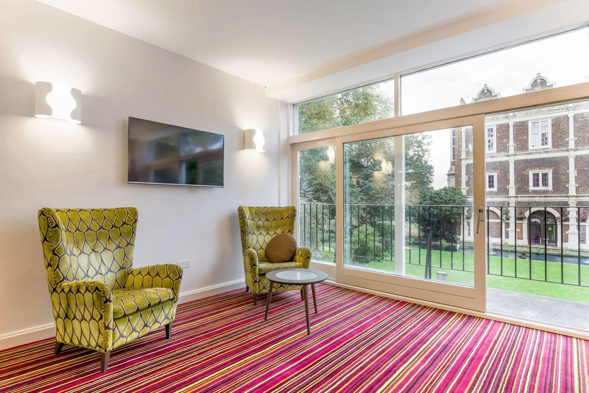 Yha Holland Park Hotel