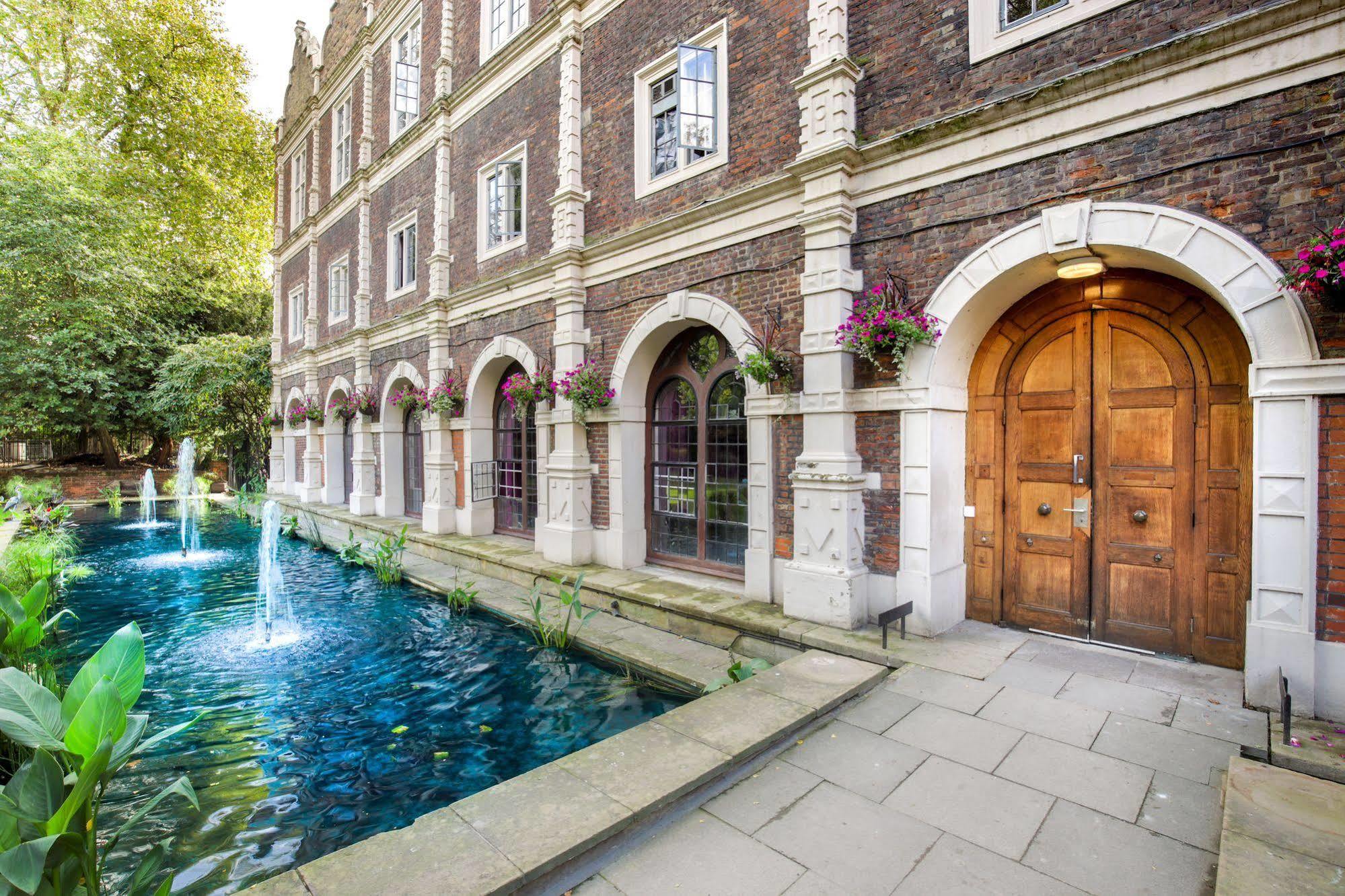 Yha Holland Park Hotel
