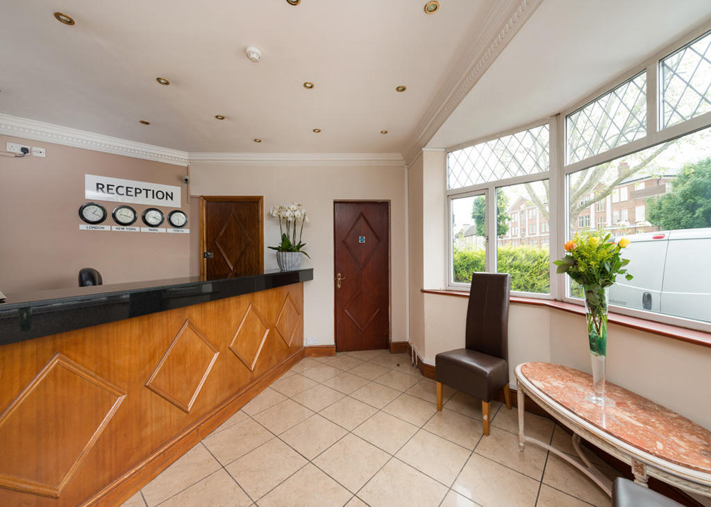 Bed and breakfast Golders 5*