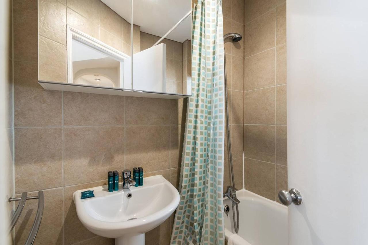 Appartement 2br Spacious Flat In West Kensington Fits 6! Londen
