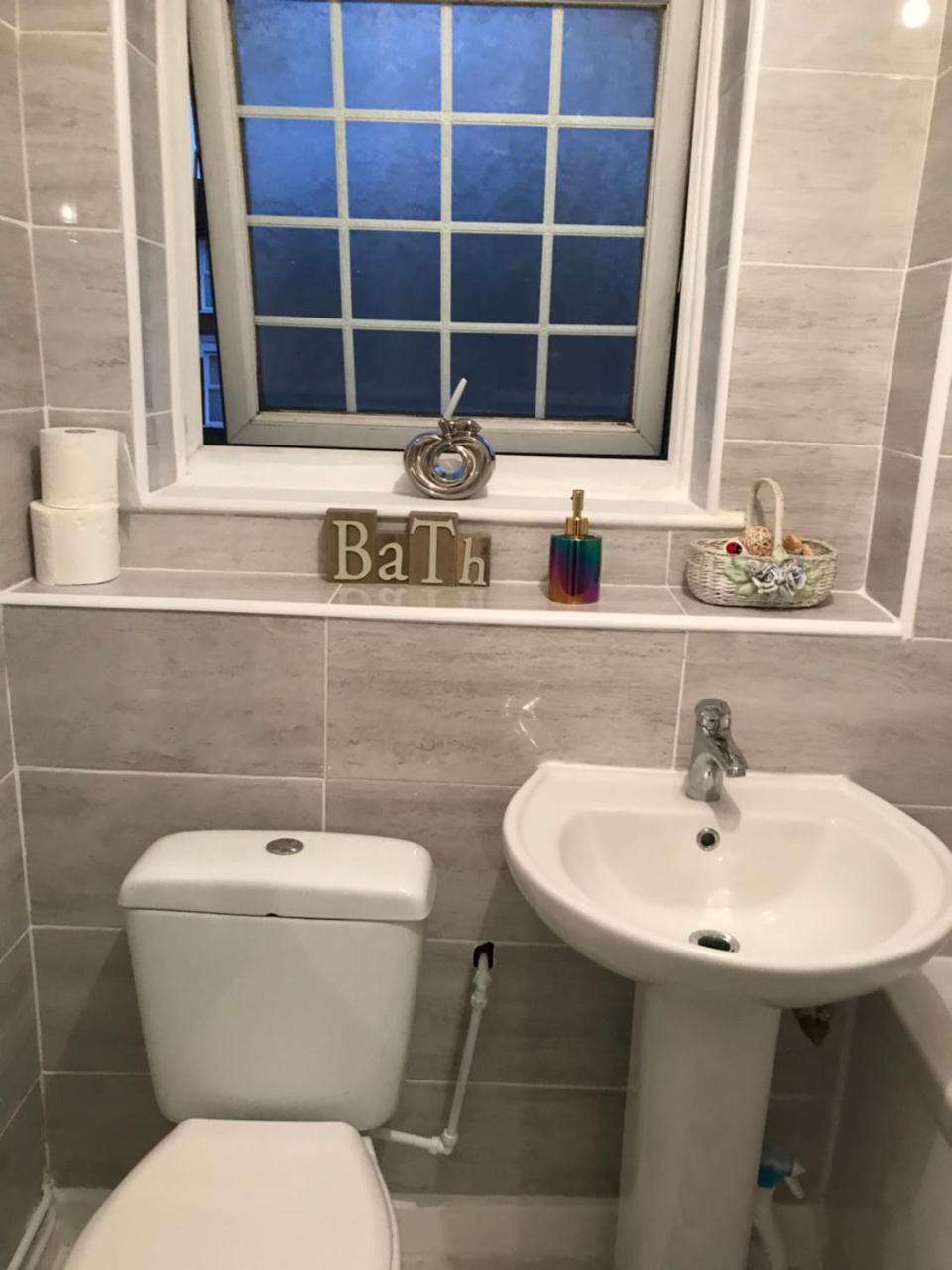 Available To Let In A Quiet Hose * Londres