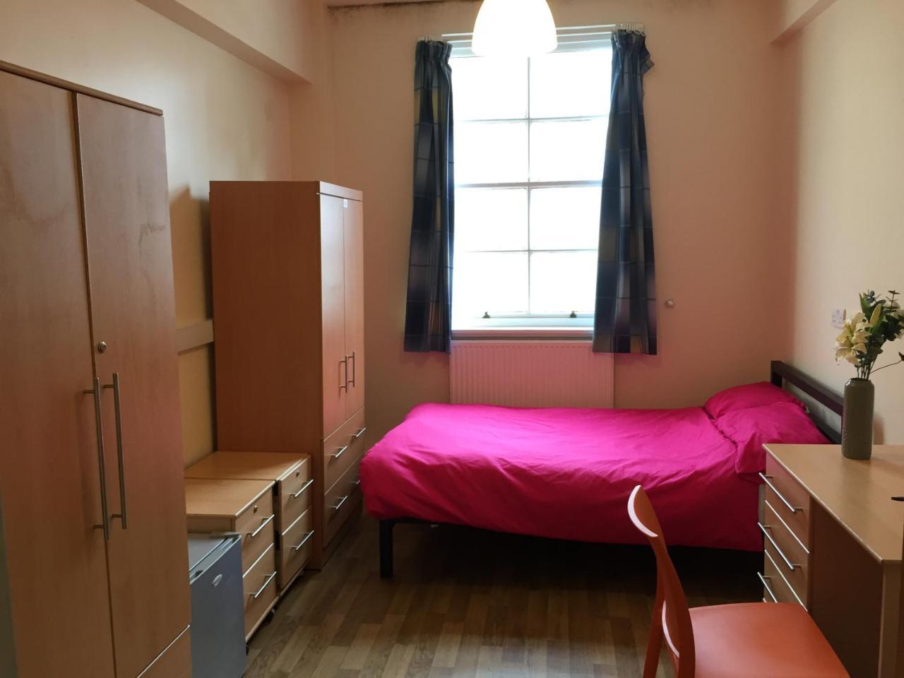 Hostal Bowden Court *