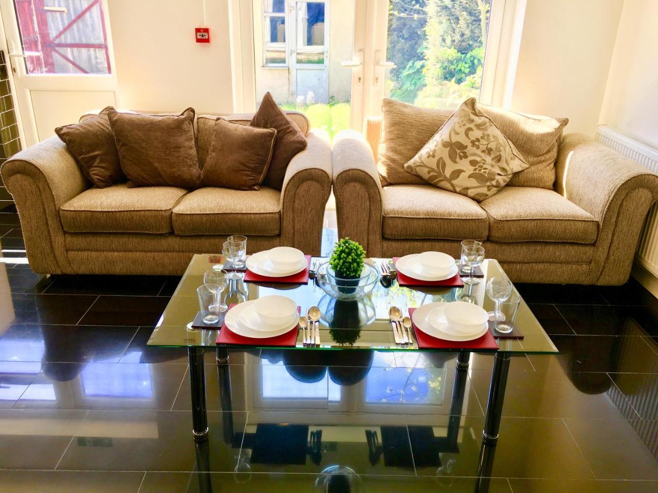 2 Bedroom Apartment, Kitchen, Reception And Private Garden Londres