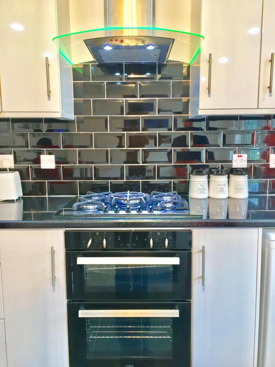 2 Bedroom Apartment, Kitchen, Reception And Private Garden Appartement *