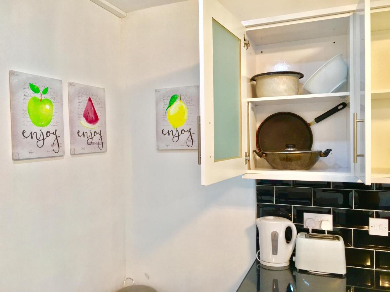 Appartement 2 Bedroom Apartment, Kitchen, Reception And Private Garden Londres