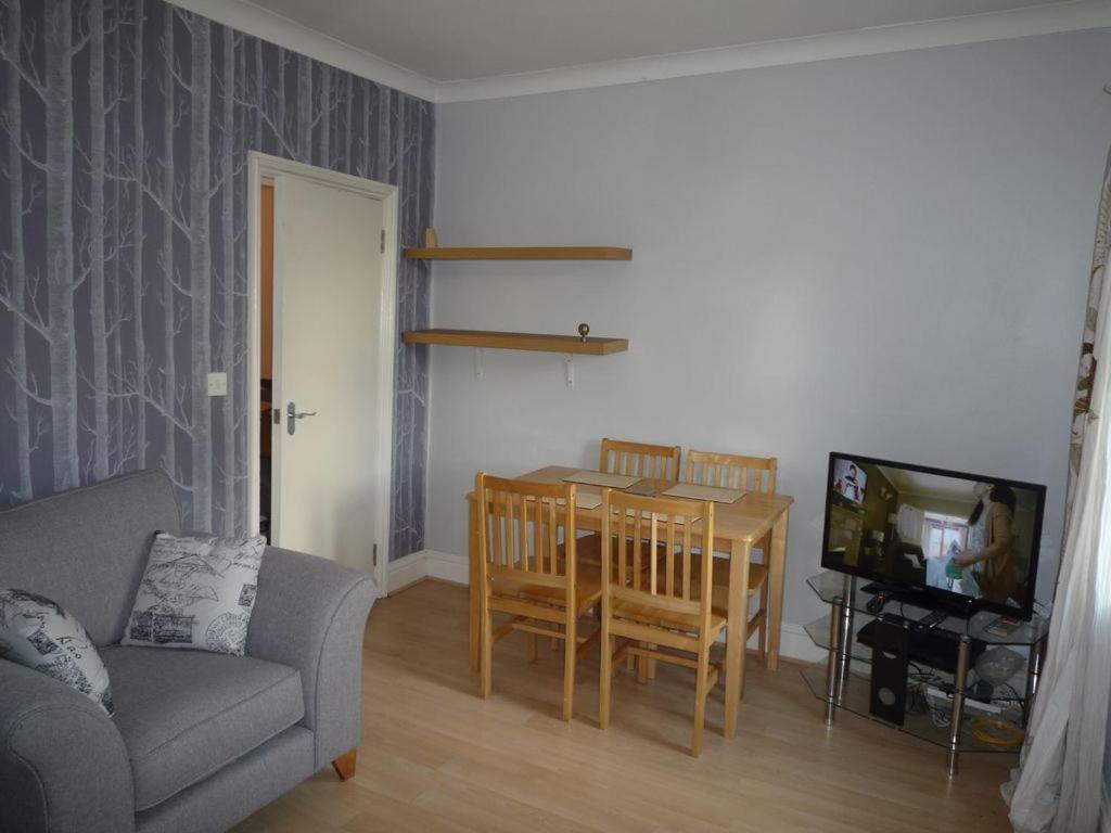 Two Bedroom Flat St Andrews Road * Londres