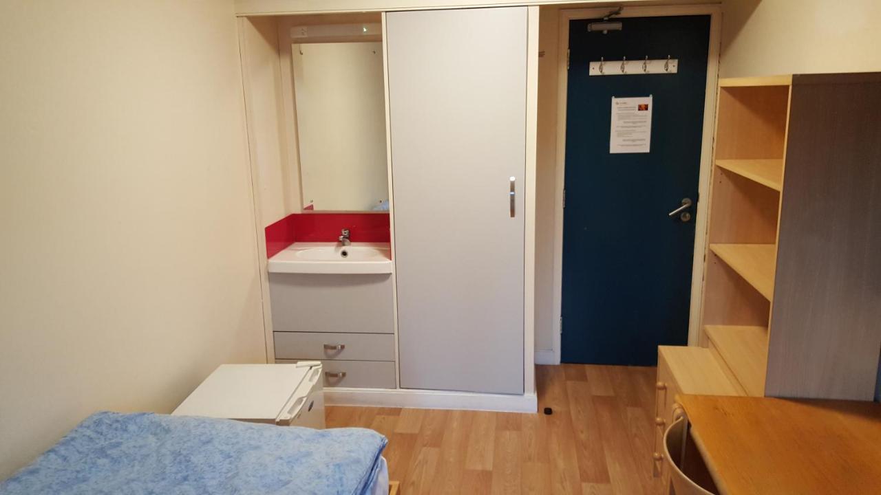 Davies Court Hostal *