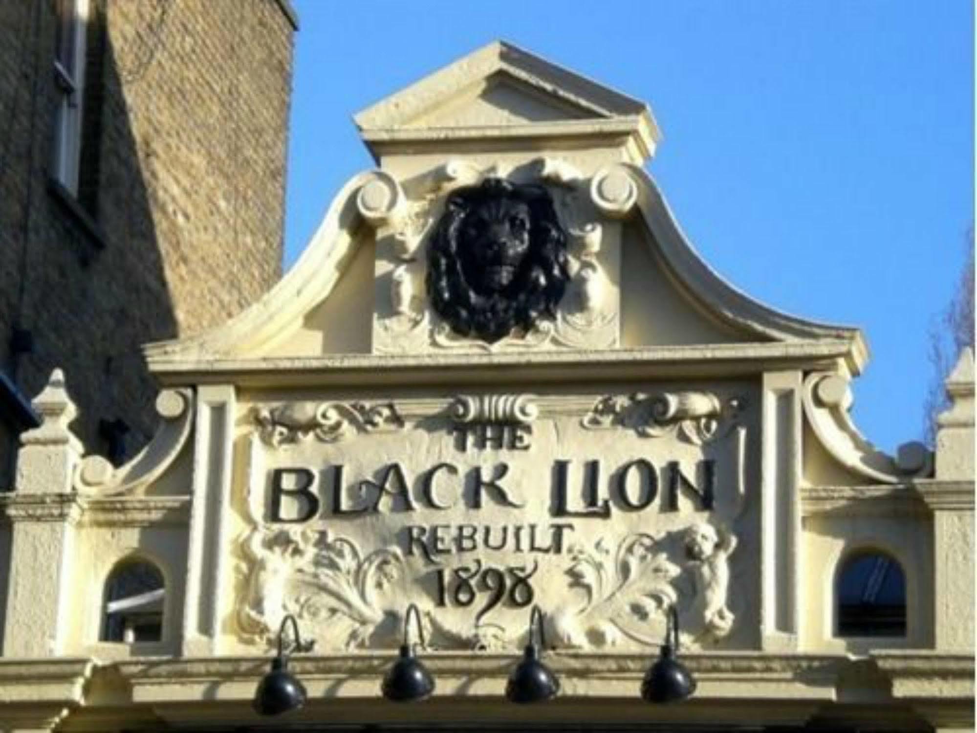 The Black Lion Pub & Boutique Pensão