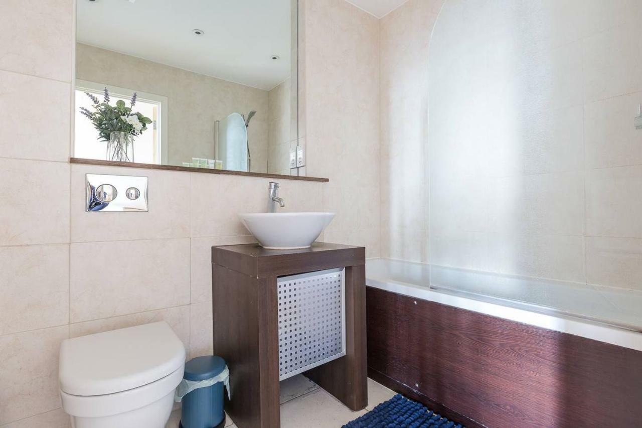 Modern 1 Bedroom In E1 With Great Views Londres