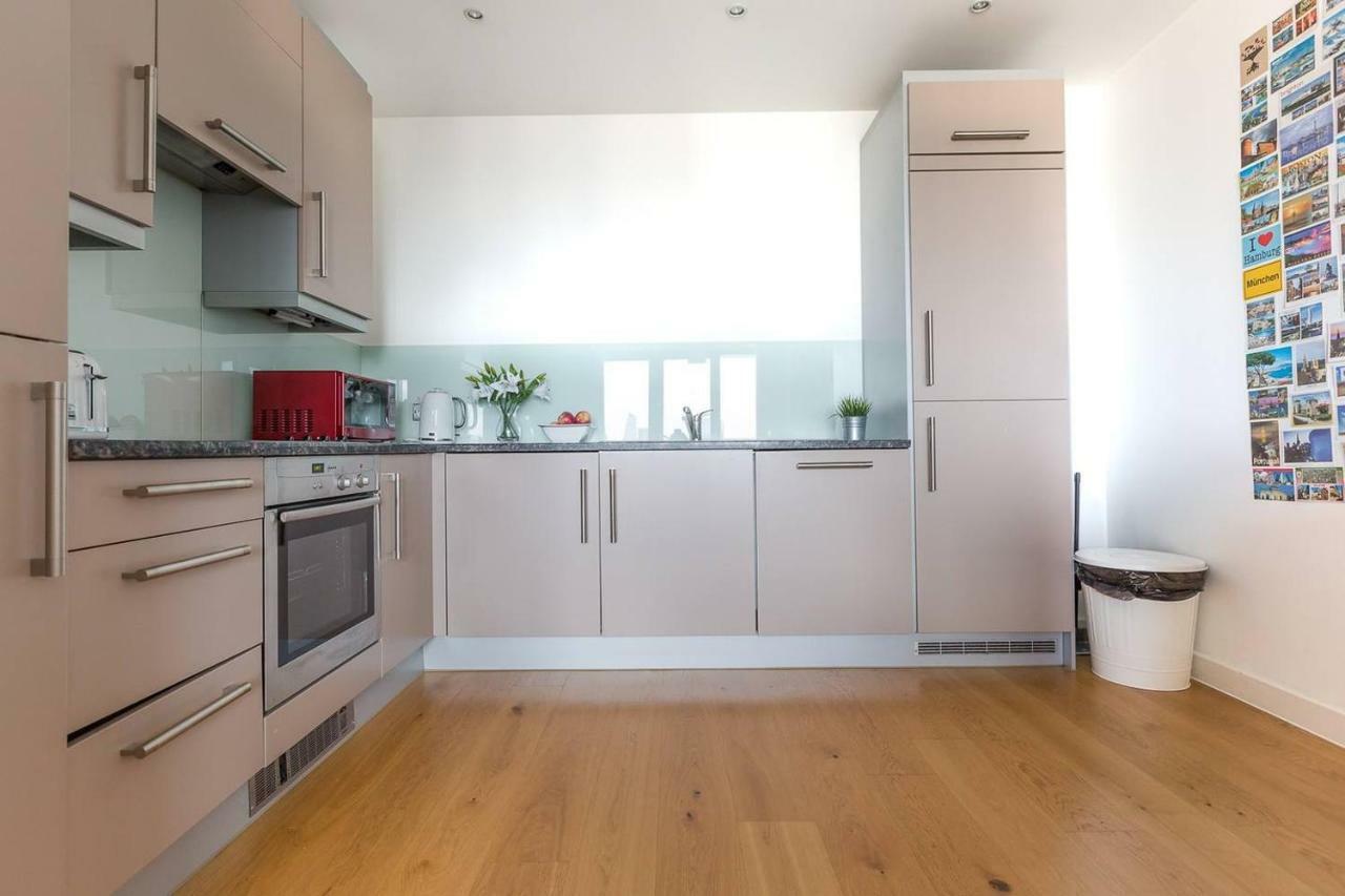 Modern 1 Bedroom In E1 With Great Views *