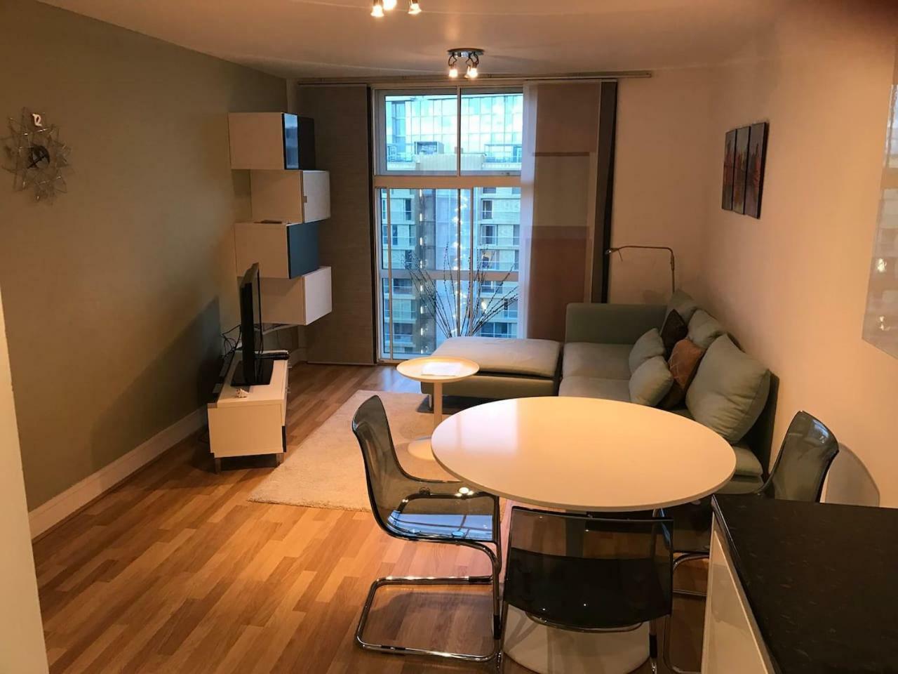 1 Bedroom In Chelsea Bridge Wharf Apartamento Londres