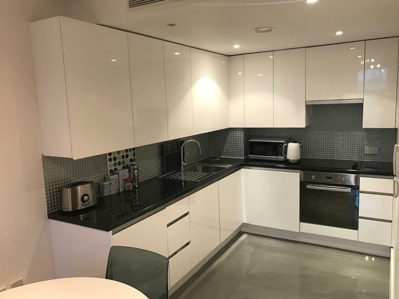 1 Bedroom In Chelsea Bridge Wharf
