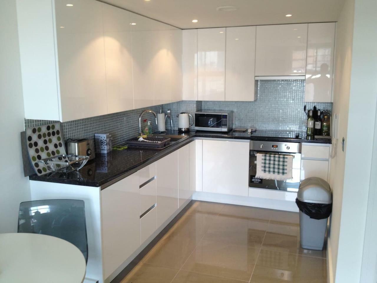 1 Bedroom In Chelsea Bridge Wharf Londres