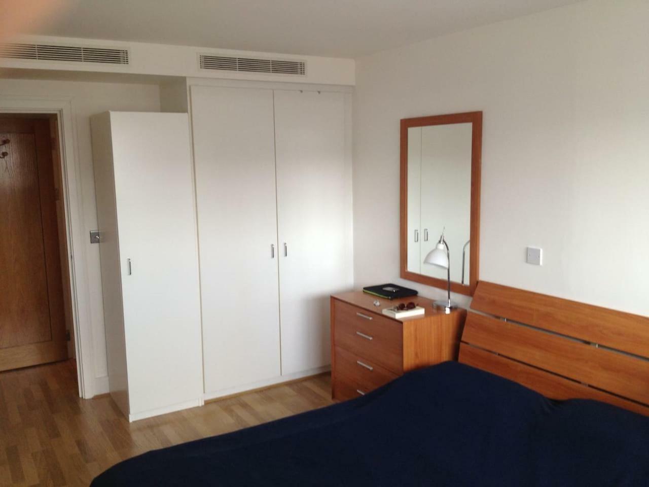 1 Bedroom In Chelsea Bridge Wharf Apartamento Londres