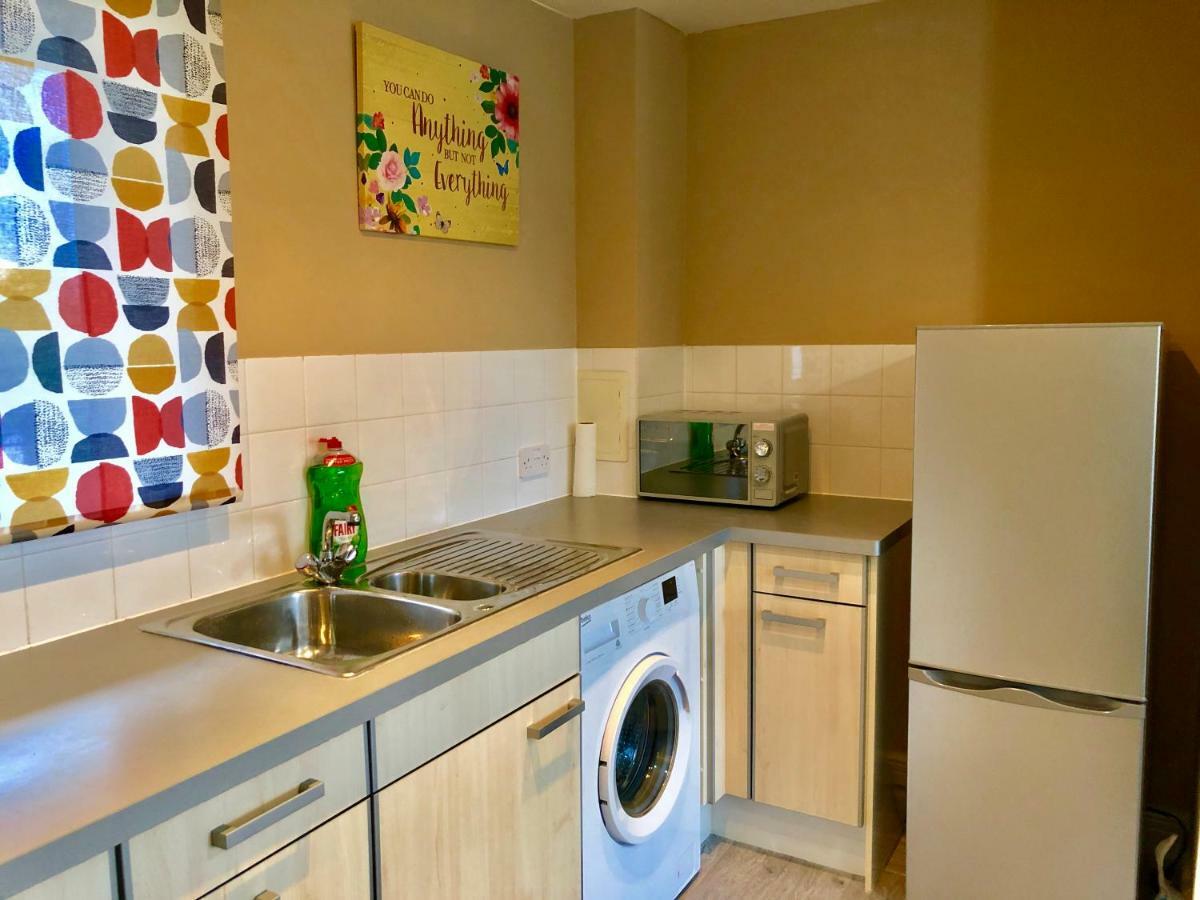 2 Bedrooms Modern Apartment, Lounge, Full Kitchen, Balcony, 5 Minutes Stratford Station Apartment London