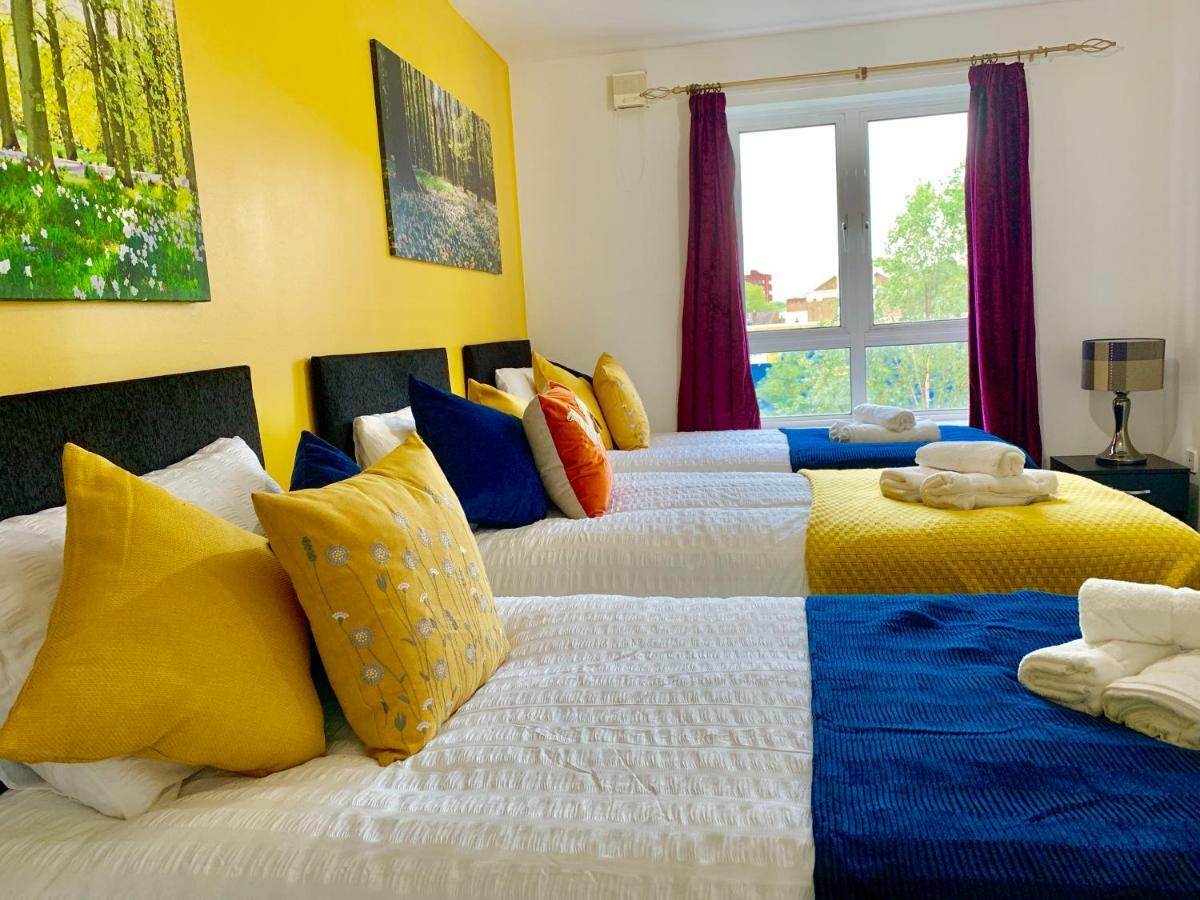 2 Bedrooms Modern Apartment, Lounge, Full Kitchen, Balcony, 5 Minutes Stratford Station Apartment