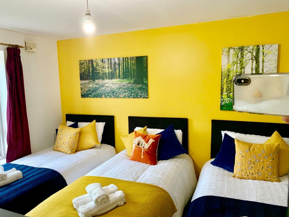 2 Bedrooms Modern Apartment, Lounge, Full Kitchen, Balcony, 5 Minutes Stratford Station * London
