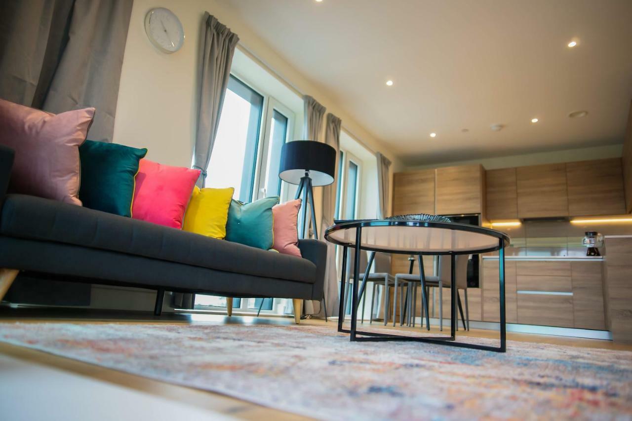 Thames View 2 Bed With Balcony *