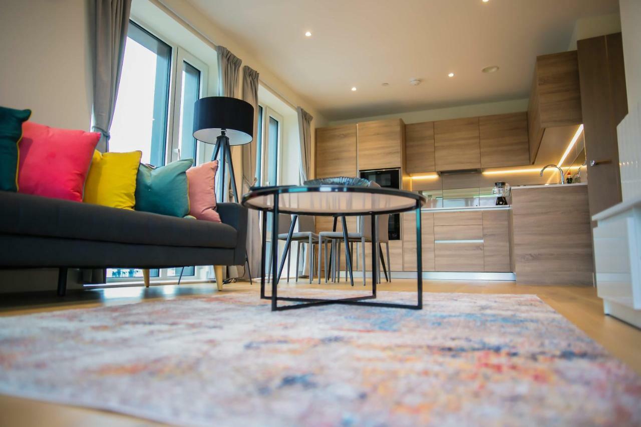 Thames View 2 Bed With Balcony Apartment *