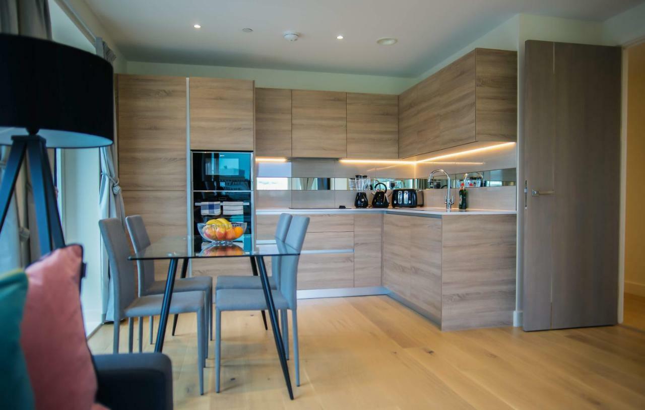 Thames View 2 Bed With Balcony Apartment *