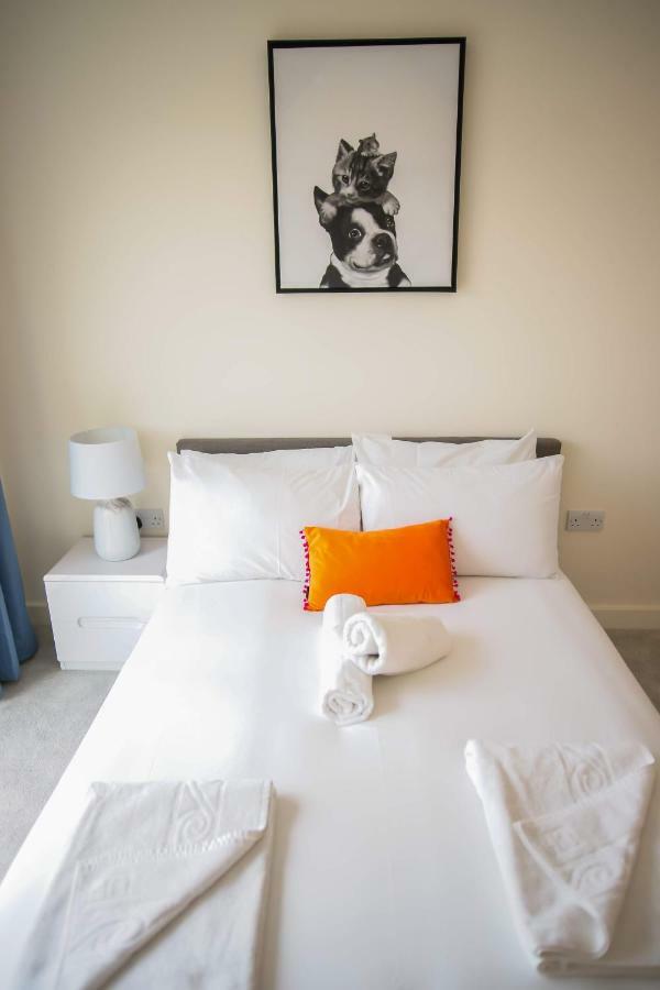 Thames View 2 Bed With Balcony Apartment *