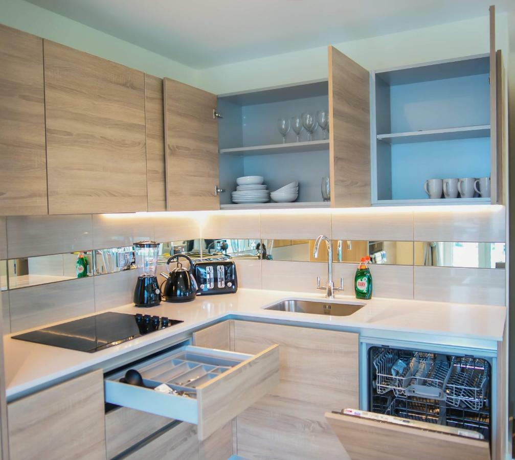 Apartment Thames View 2 Bed With Balcony *