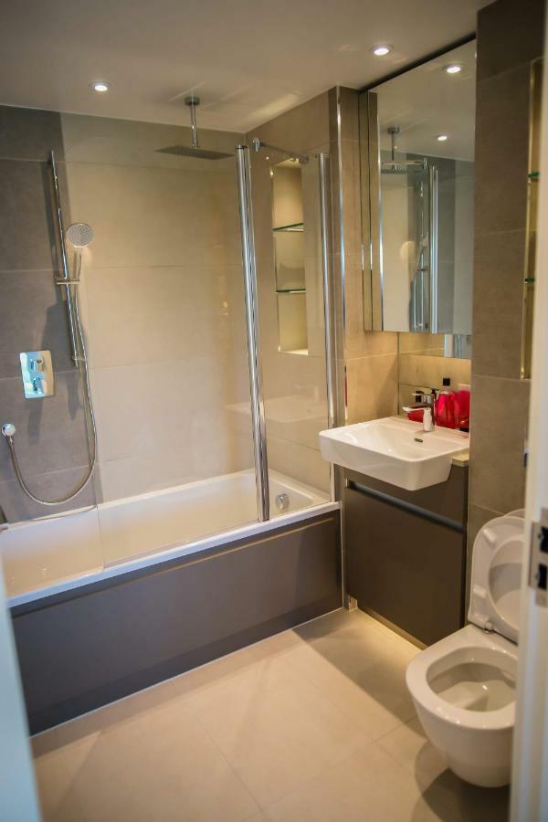 Thames View 2 Bed With Balcony Apartment