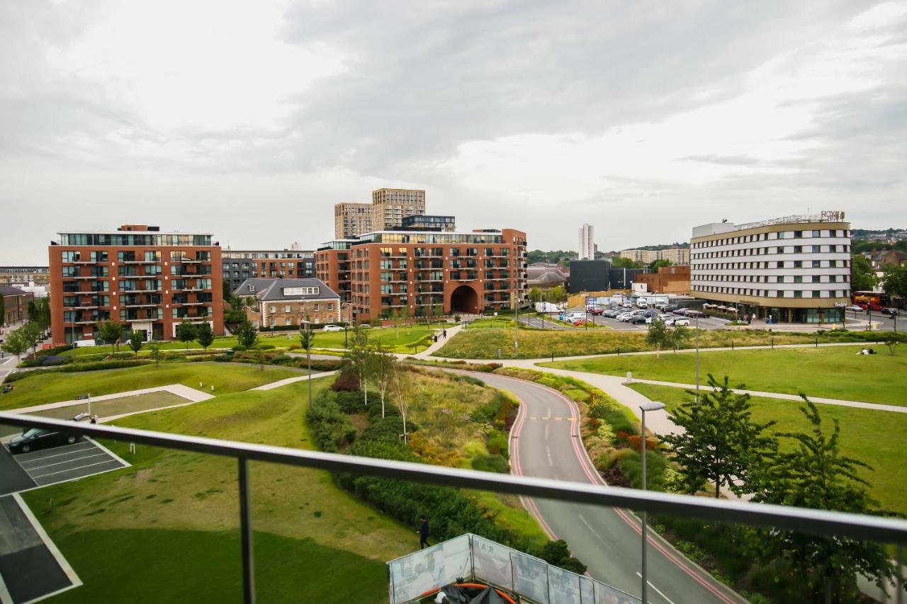 Thames View 2 Bed With Balcony Apartment