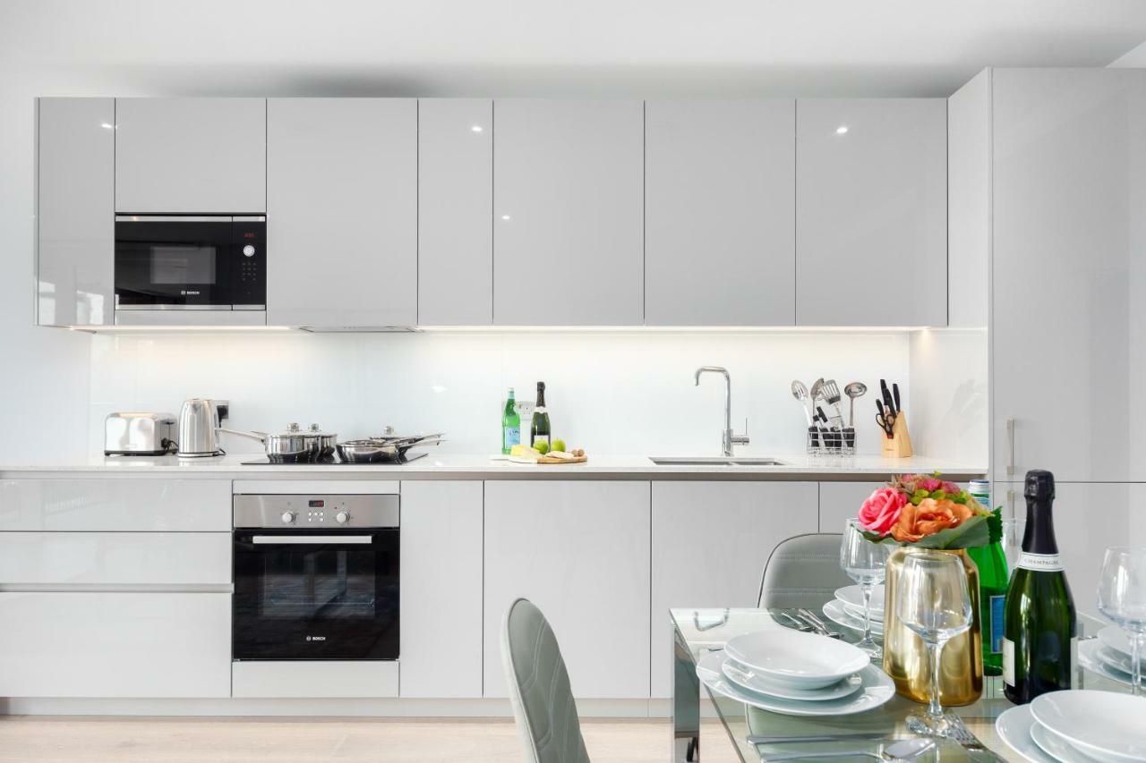 Two Bedroom Serviced With Balcony In Weymouth Building, Deacon Street * Londres