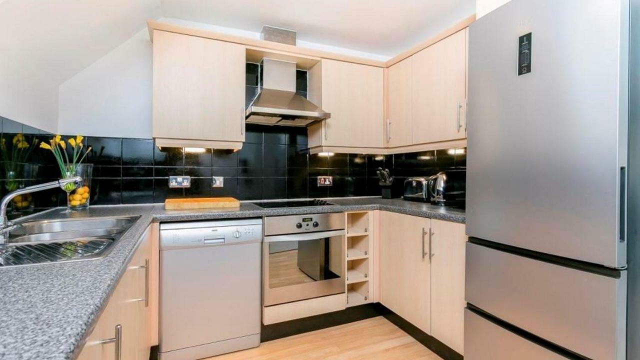 Super Cool 2 Bedroom Split Level Duplex * Londres