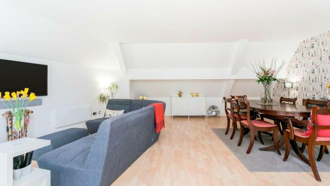 Super Cool 2 Bedroom Split Level Duplex Сasa de vacaciones