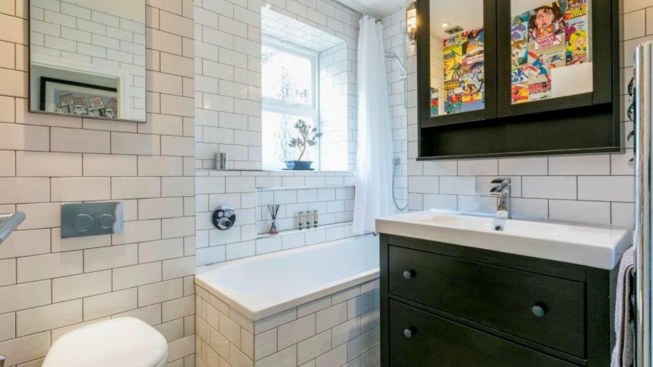 Super Cool 2 Bedroom Split Level Duplex Hébergement de vacances *