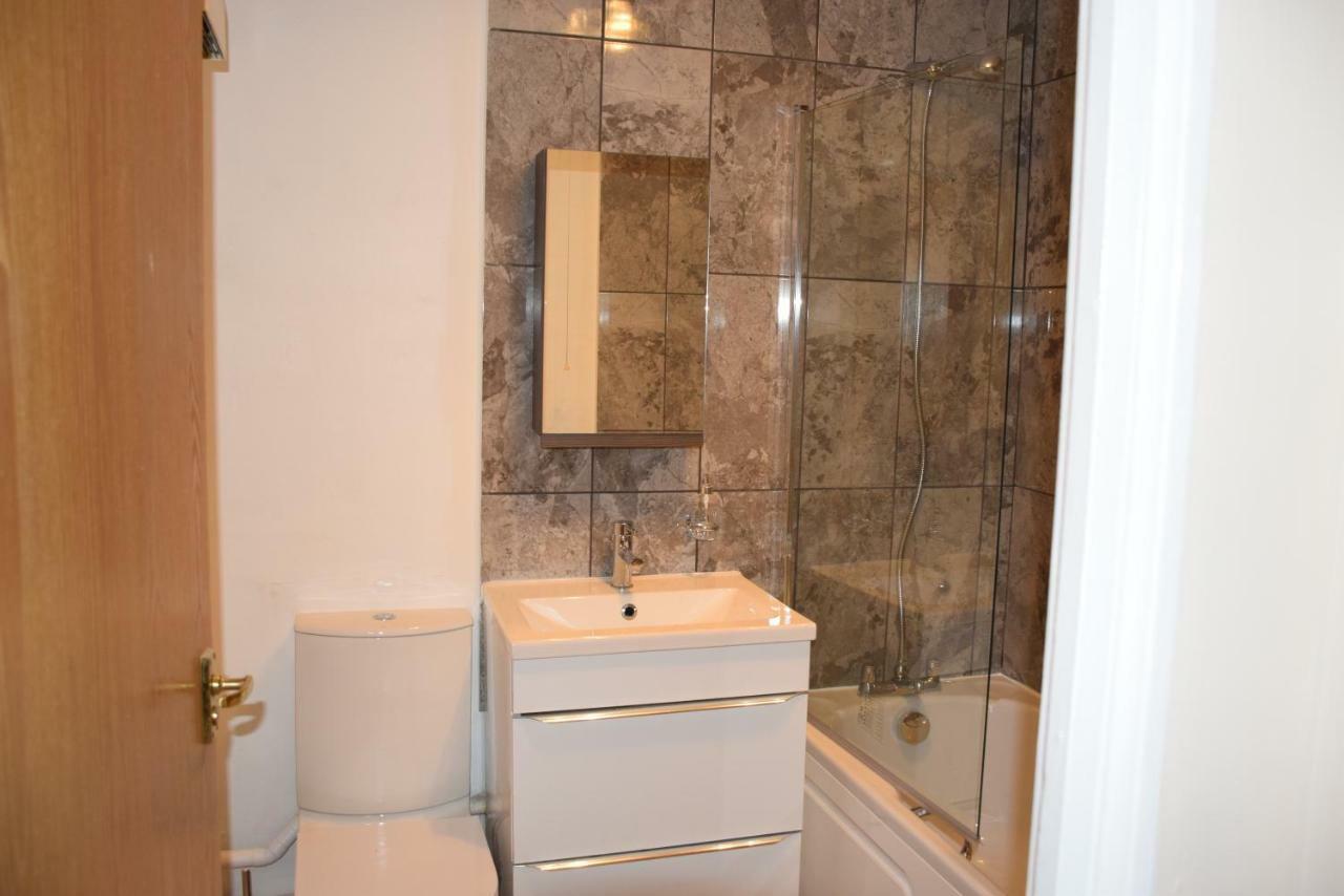 1 Bedroom Ponders End Londres