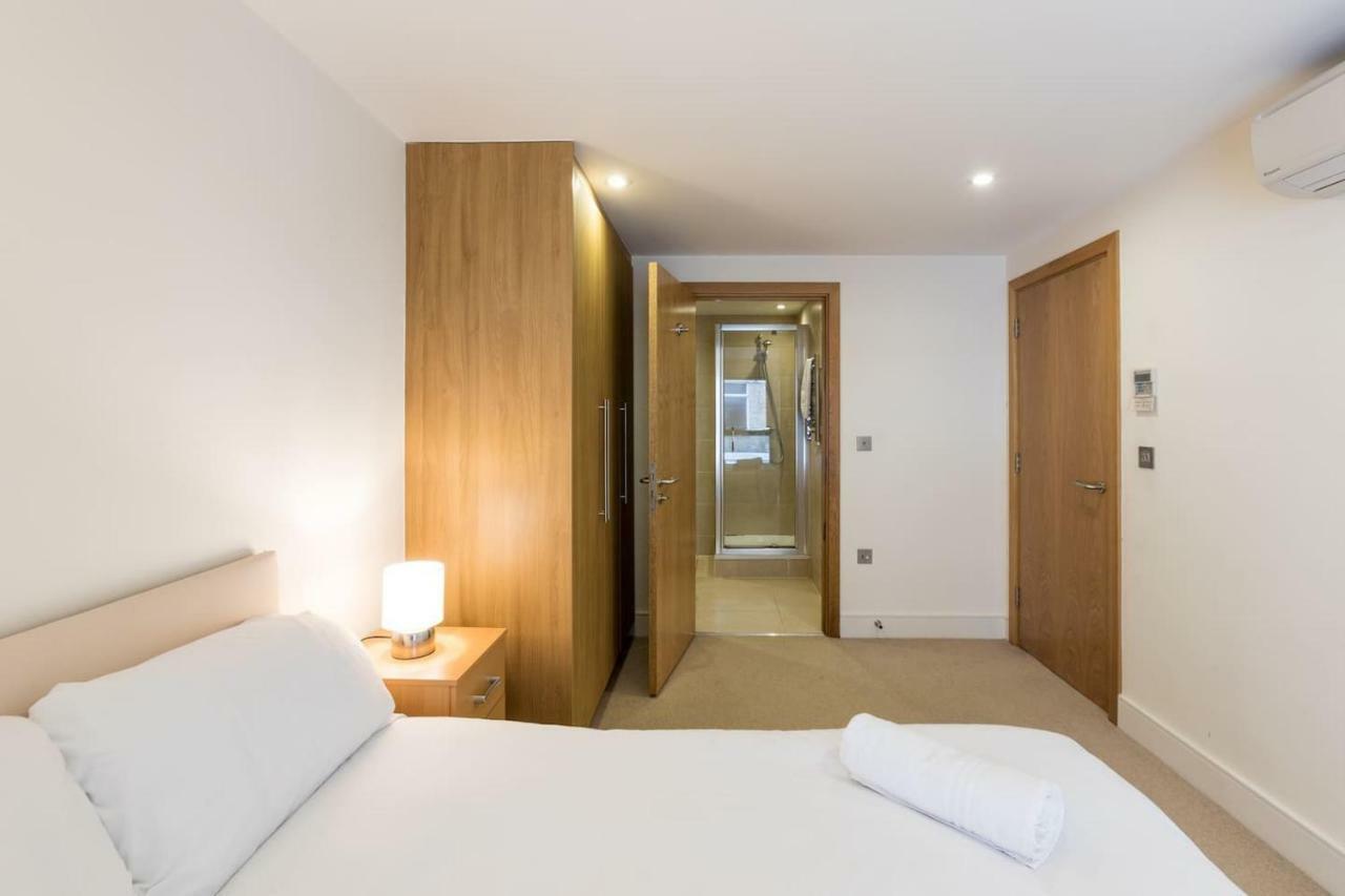 Modern 2 Bed 2 Bath Hyde Park Apartamento