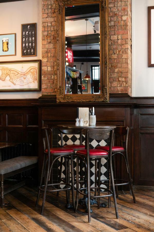 Publove @ The Rose & Crown Hostel Londen