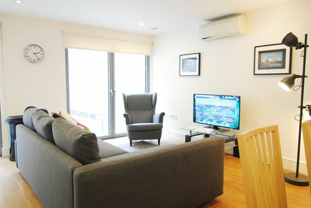 Modern In Bayswater Wifi & Aircon - By