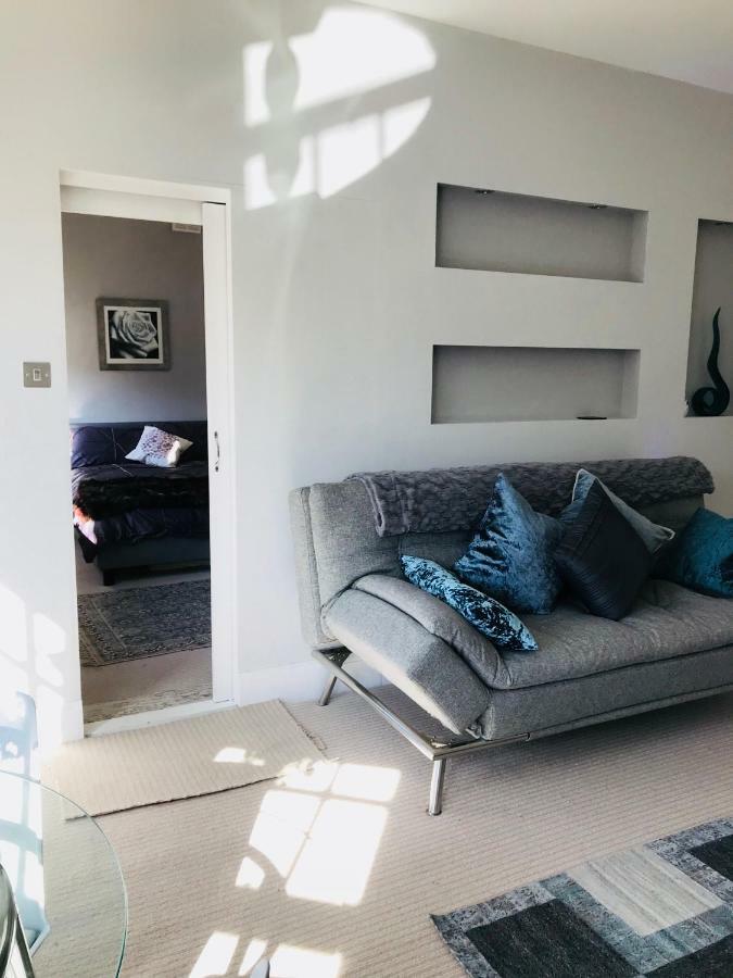 Brondesbury Apartment *