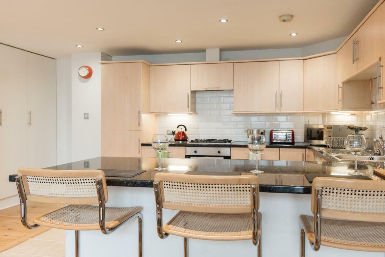 With Parking Near Waterloo & St Thomas & Big Ben & Parliament Londres
