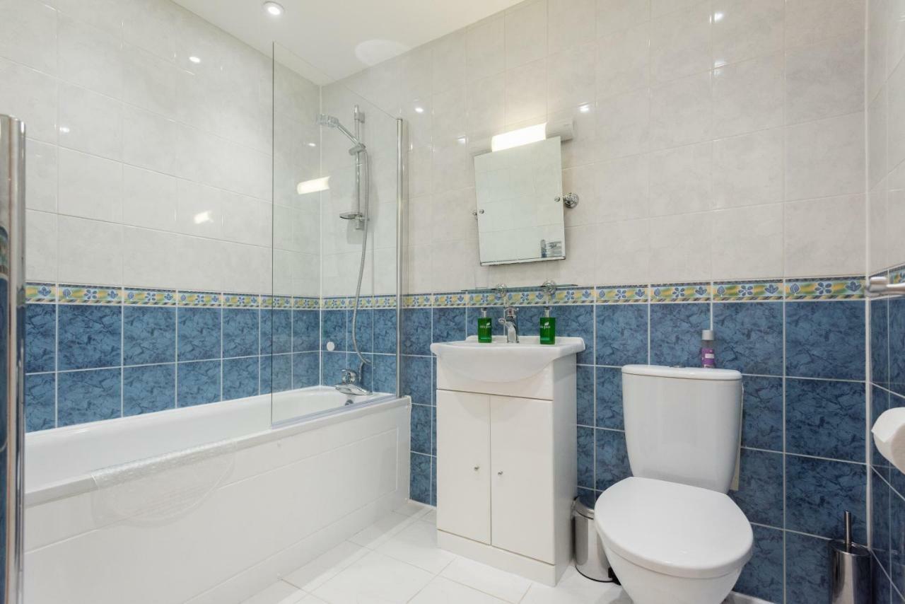 With Parking Near Waterloo & St Thomas & Big Ben & Parliament Londres