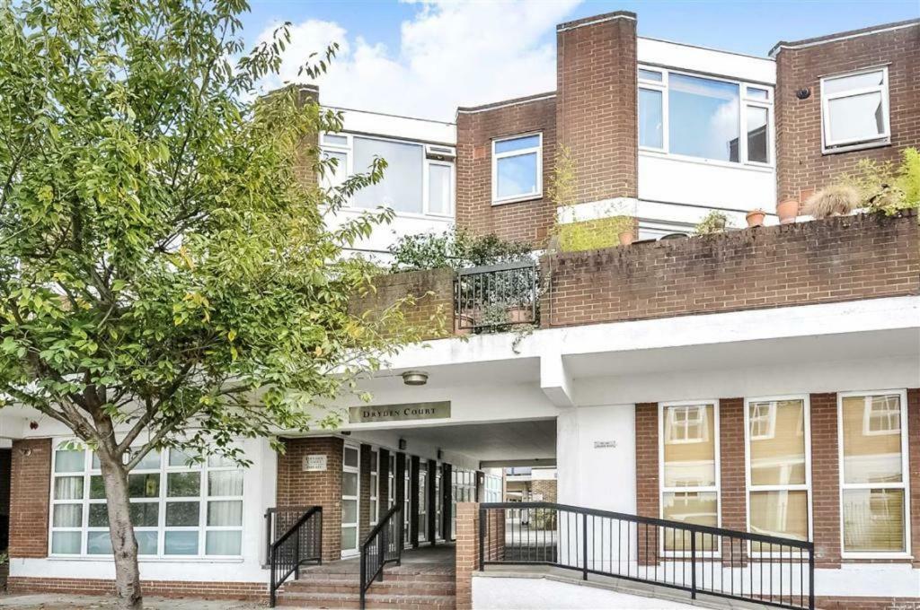 With Parking Near Waterloo & St Thomas & Big Ben & Parliament Apartamento Londres