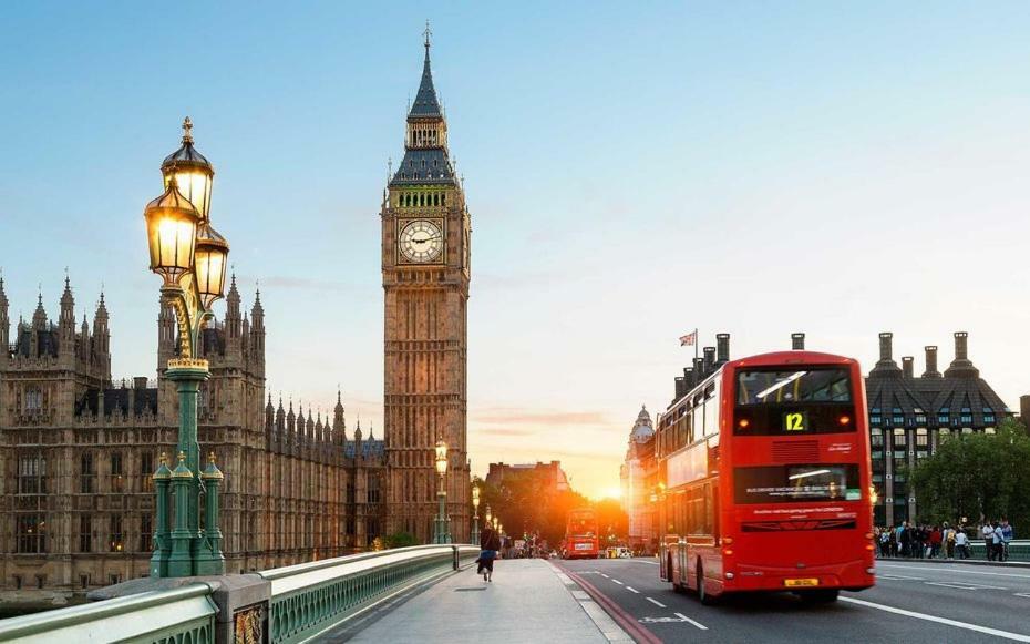 With Parking Near Waterloo & St Thomas & Big Ben & Parliament * Londres