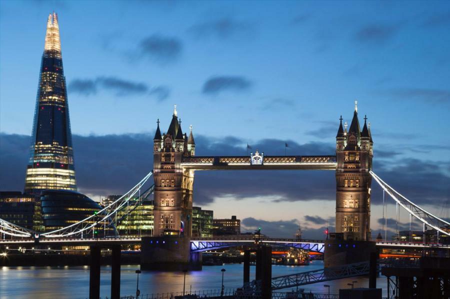 With Parking Near Waterloo & St Thomas & Big Ben & Parliament