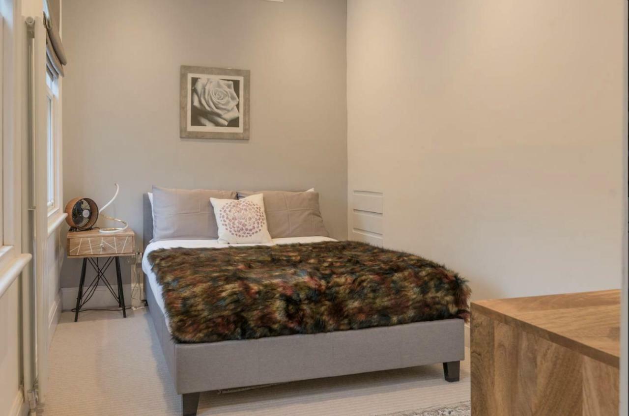 Brondesbury Apartment *