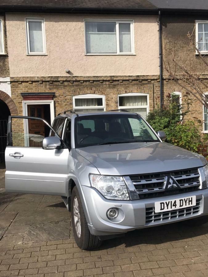 Lovely Three Bedroomed House, Parking 2 Cars Casa de Férias Londres