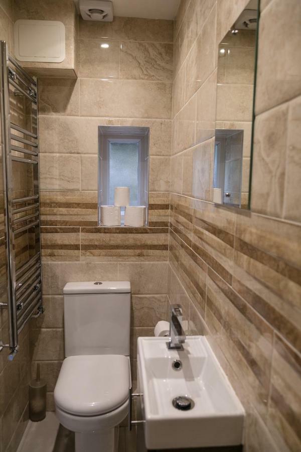 Appartement Modern Basement Flat With Garden
