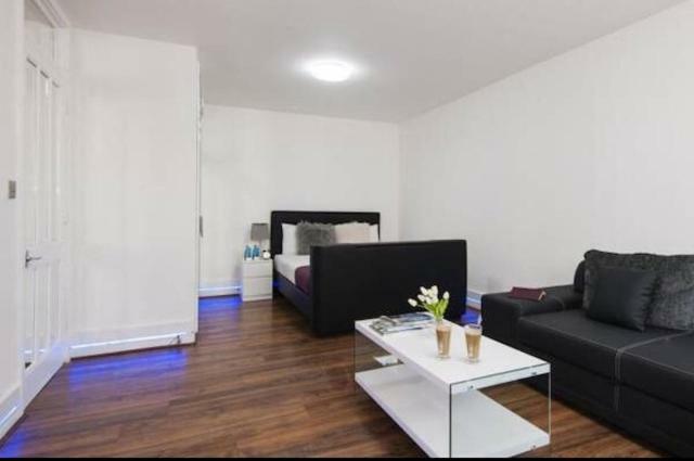 Earls Court Nest Londen