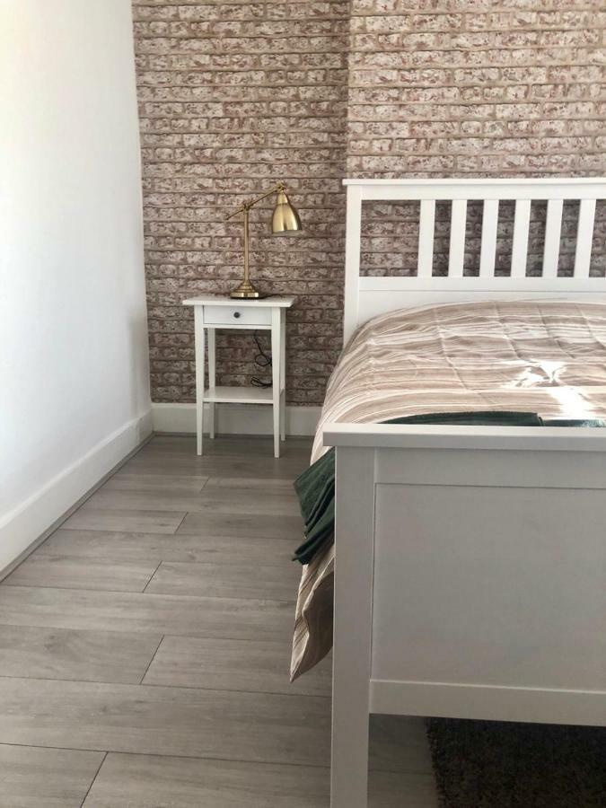 89 Mayes Road * London