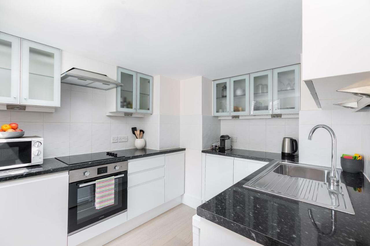 With Private Patio, And Park Across The Road (adults Only) Apartamento